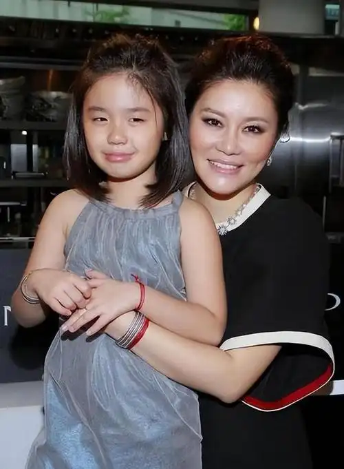 钟镇涛庆67岁生日,一头黑发好年轻,同框小娇妻像父女|范姜|蕾丝