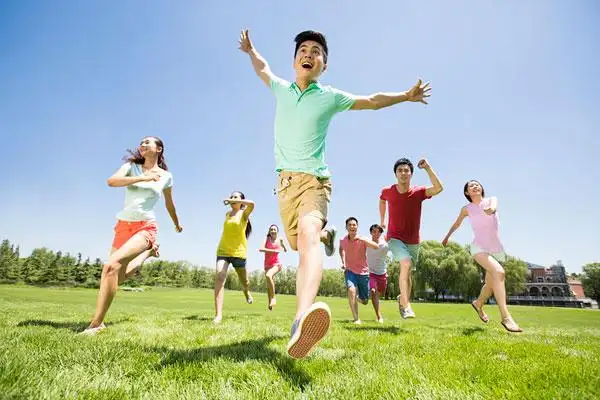 快乐的年轻男女跑步