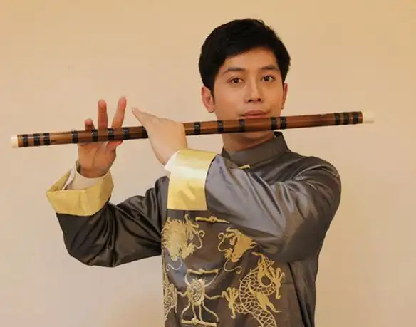 竹笛吹奏的姿势