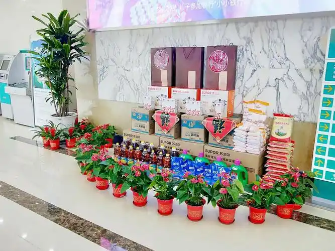 各式各样的礼品让顾客一进门就感觉眼前一亮,让本来人气高涨的营业部