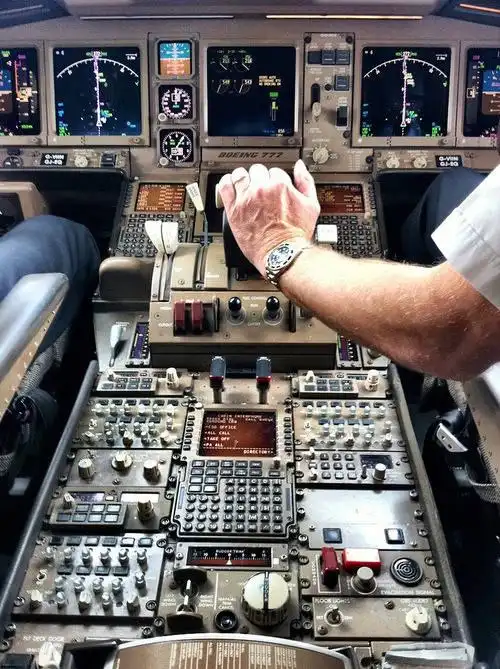 飞机你就看得多了 波音777的驾驶室你看过了吗?_手机搜狐网