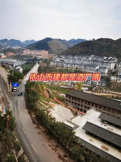 在贵州参观酒厂