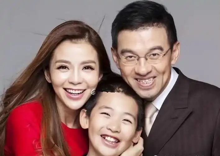 回顾主持人朱迅伺候瘫痪的公公与婆婆亲如母女被丈夫宠成宝