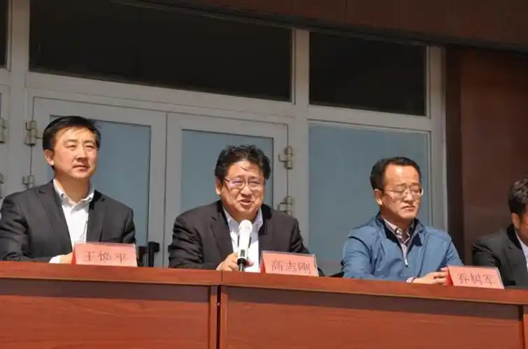 和硕县二中左一和硕县委副书记,张家口市援疆前指指挥长王焕平,左二