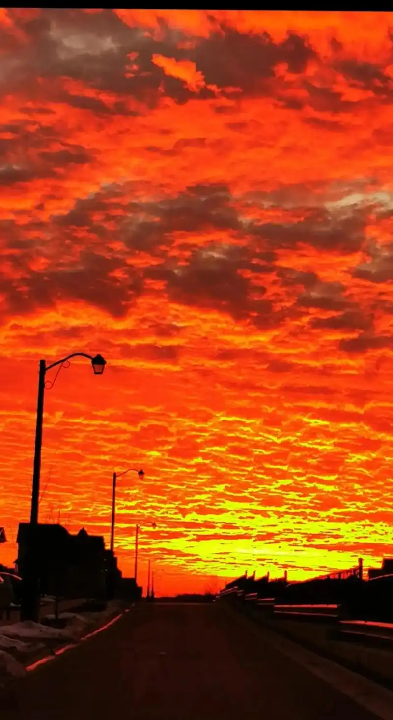 火烧云很难看到的,红透大半边天的,我今天难得拍照 晚霞中的天 - 抖音