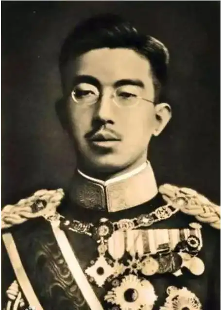 发动侵华战争的日本裕仁天皇如何战败投降他结局如何