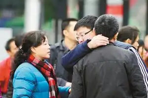 送别的是亲人 送不走的是牵挂 (组图)