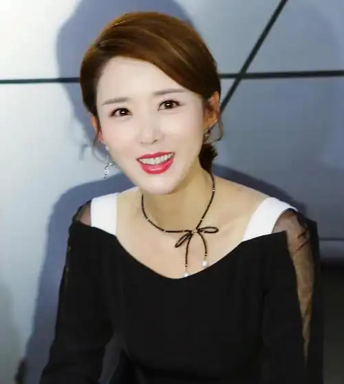 40岁颜丹晨接受采访面容清秀妆容很精致甜美笑容太有感染力