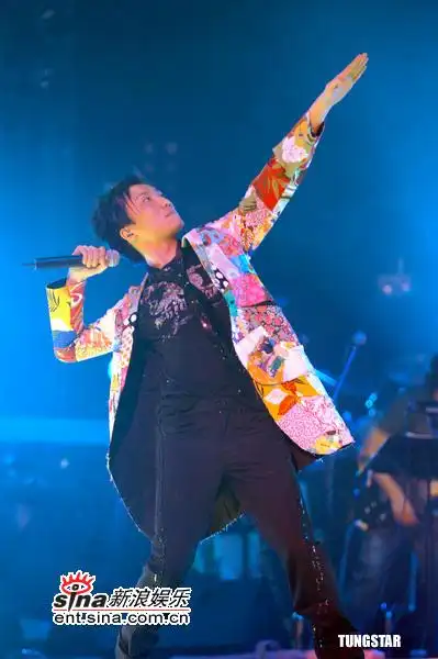 图文:郑中基红馆演唱会开锣--大摆pose