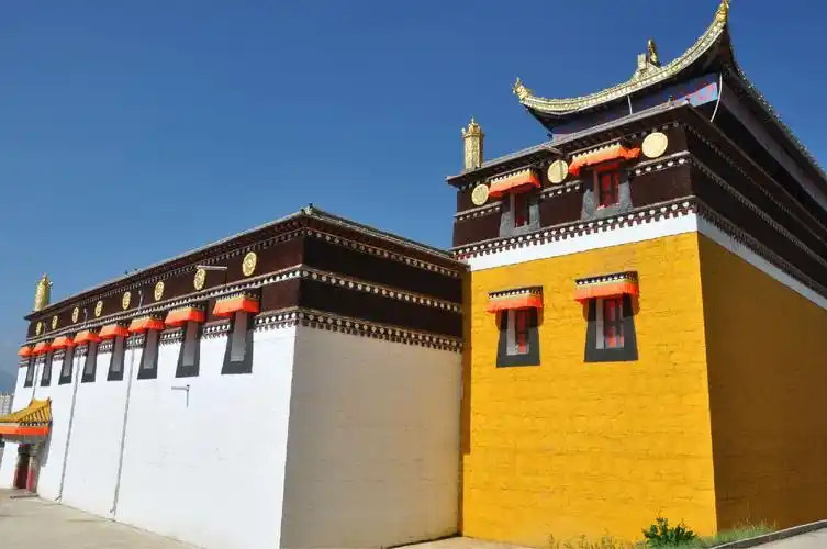 p>米拉日巴佛阁位于 a target="_blank" href="/item/甘肃/226159"