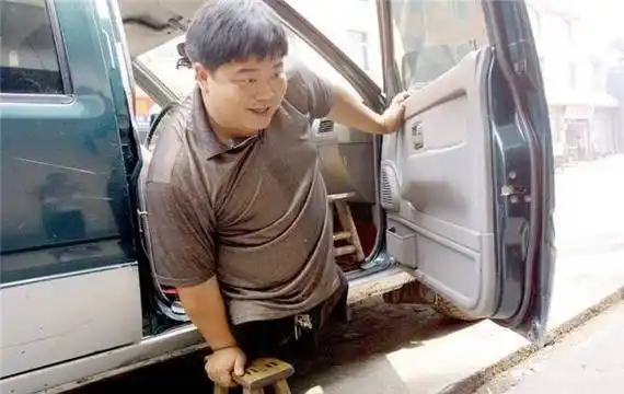 原创重庆无腿慈善家7岁没了双腿38岁身家上亿娶17米女秘书