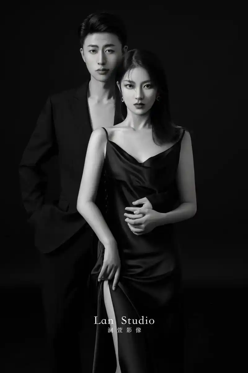 黑白.#黑色系#婚纱照 #黑色婚纱照 #高级 #婚样模特 - 抖音