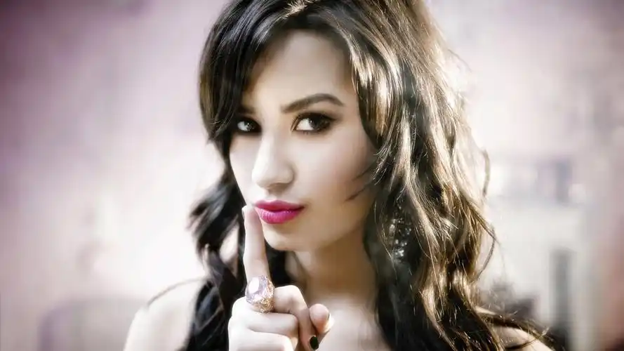 神秘的美女眼神桌面壁纸