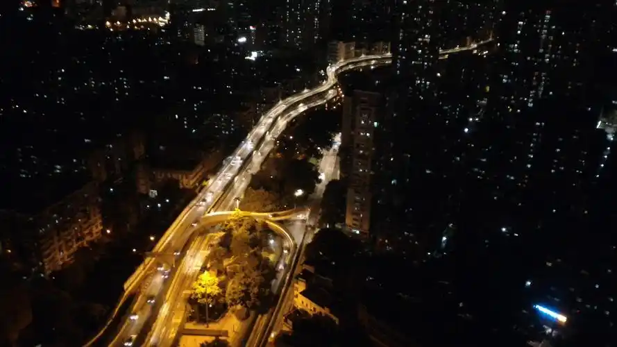 黑夜给了我黑色的眼睛我却用来寻找生活