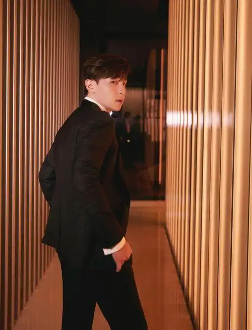 邓伦流光溢彩王子装帅气写真