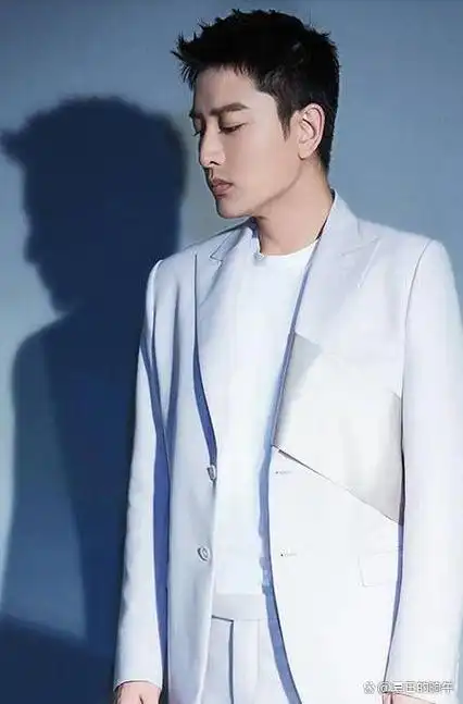 话题:贾乃亮的逆袭:时尚造型引人关注,他的终极目标是什么?