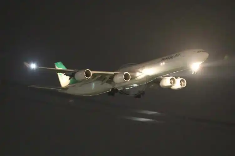 首次在夜里拍机夜晚的飞机简直太美了尤其是那灯光05地点上海浦东