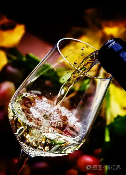 被倒入一杯白葡萄酒