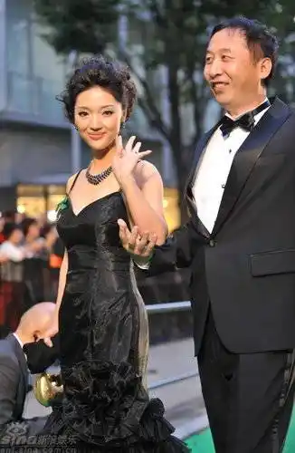 图文:东京电影节开幕 冯小宁和妻子刘小微亮相