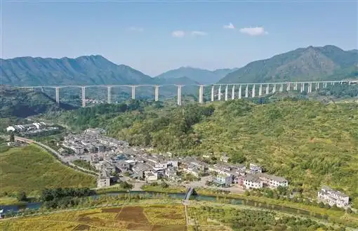 10月10日,汝城县文明瑶族乡沙洲瑶族村产业兴盛,风景如画.