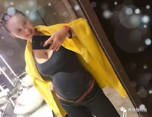 肚子还要去游泳,说是为了消肿,现在这么大胆的女星还真不少,在怀孕的