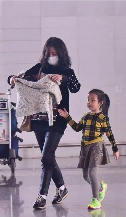 赵薇晒生日照44岁的素颜皮肤松垮略憔悴但纯天然就是很漂亮