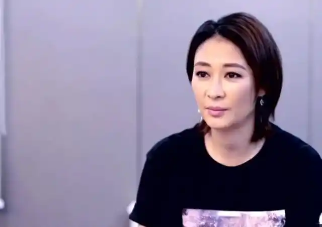 随着电影八佰的票房一路飙升导演管虎的情史也相继浮出水面