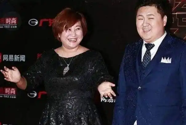 冯巩最得意的徒弟贾玲,隐婚被曝光,老公居然比自己小7岁!