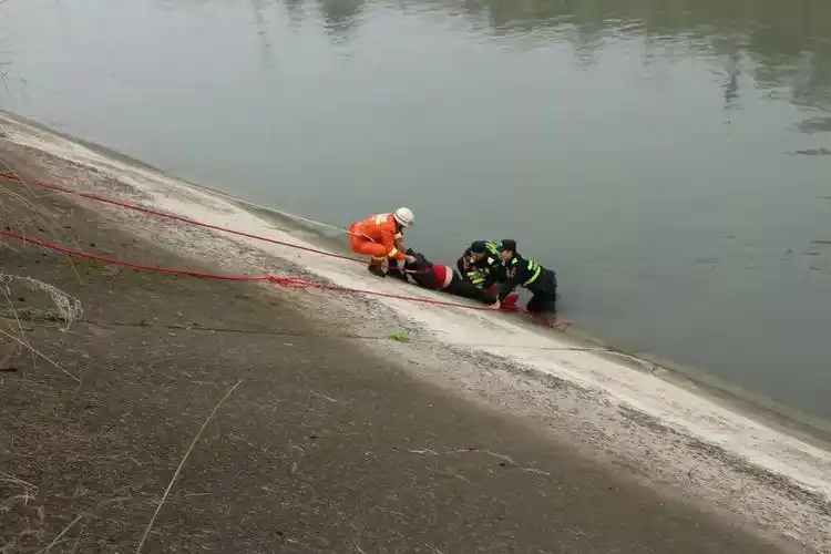 犍为女子不慎落水两勇士奋力救援