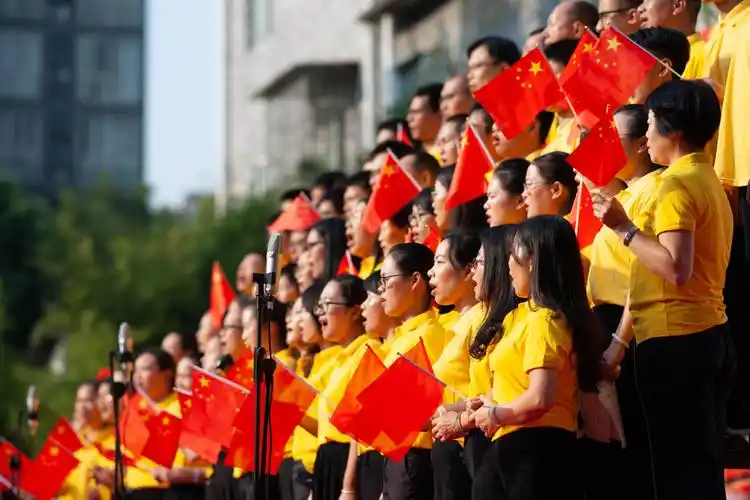 的歌曲《团结就是力量》《红旗飘飘》,大合唱比赛活动正式拉开了序幕