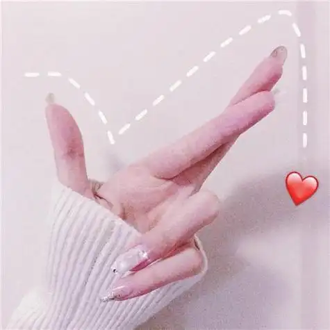 女生比心手势头像真人