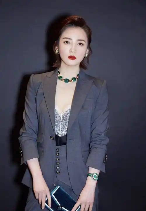 蒋勤勤46岁,一顶白色的棒球帽配浅驼色的宽松短袖t恤,简单大气_时尚