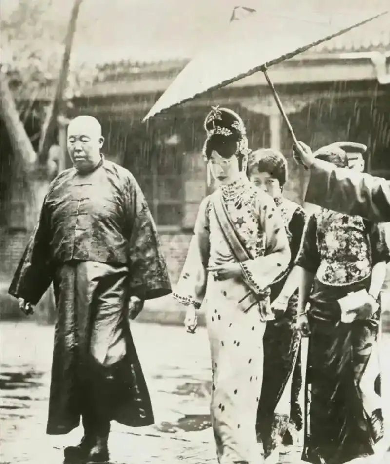 1930s 末代皇后婉容戴着无框眼镜的照片,这也是她最后一次 - 抖音