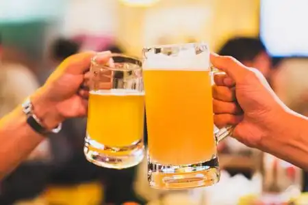 年轻人下班后在聚会上喝酒. 成功或友谊的概念照片