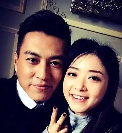 44岁靳东老婆曝光,原来是赫赫有名的她,难怪看不上江珊母女_李佳_女儿