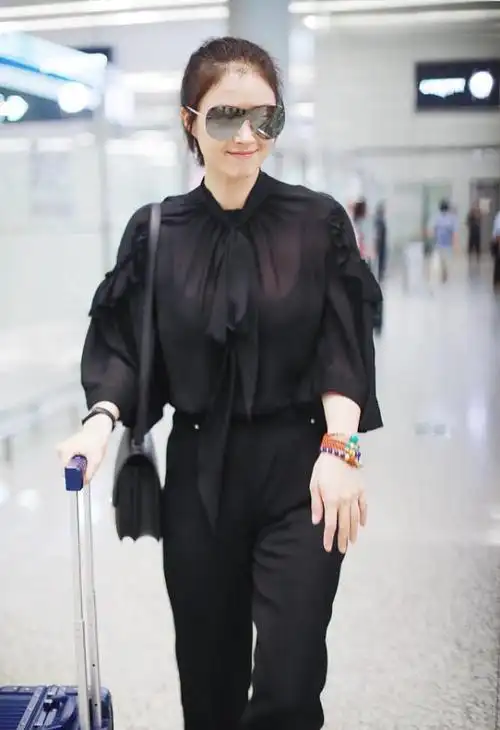 蒋欣看着真是瘦不少用纱布当上衣感觉透着肉身材真不错