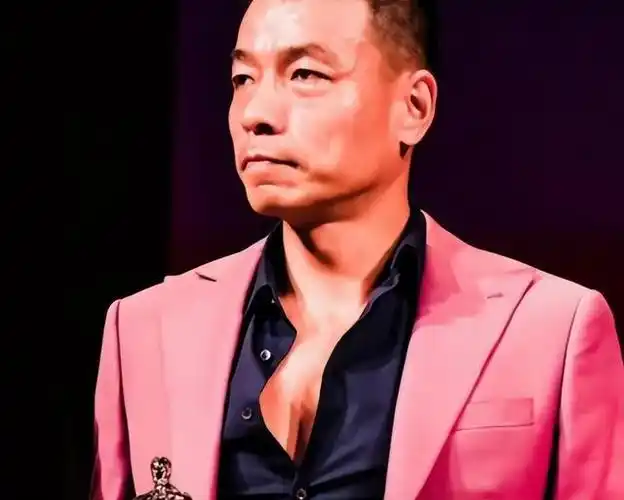 王挺:与初恋相恋10年,结婚1年就离婚,二婚娶小妻子,50岁当爸