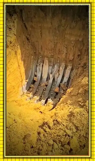 发现了了不得的东西!这是挖到石油了?