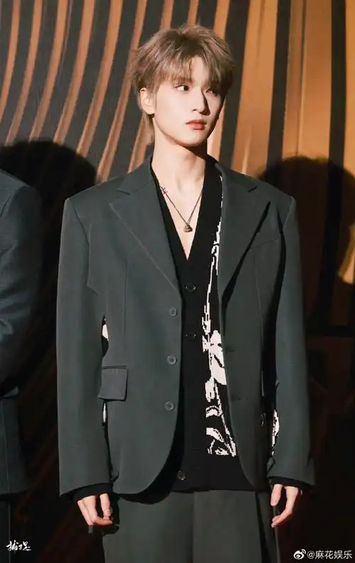 伟大的,痞帅的,90的脸跟身材,,#严浩翔微博音乐盛典红毯生图