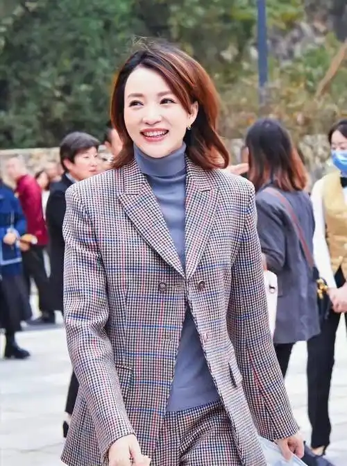 央视一姐董卿亲自示范:不穿旧衣服,留着头发,50岁就没有大妈的感觉了