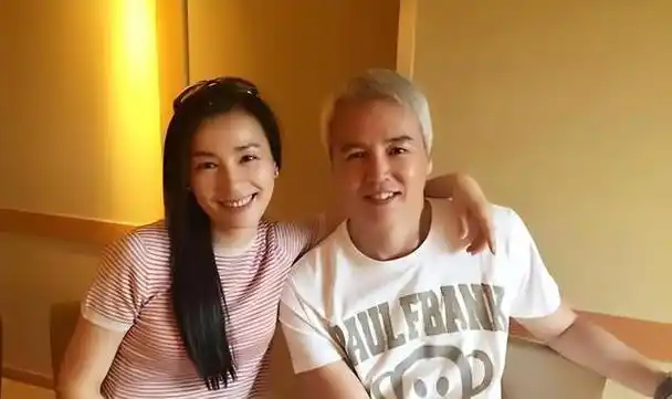 年轻时的张庭灵气十足,大眼睛双眼皮,鹅蛋脸,妥妥的大美女,要不是因为