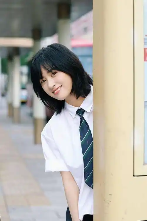 沈月发布一组校园元气写真穿白衬衫制服青春甜美笑容治愈