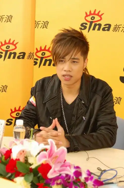 图文tank做客新浪聊新专辑现场清唱献歌迷