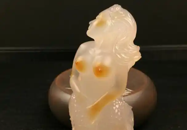 裸体玉雕翡翠,可以展现一个人的品行,不同的人有不同的感触