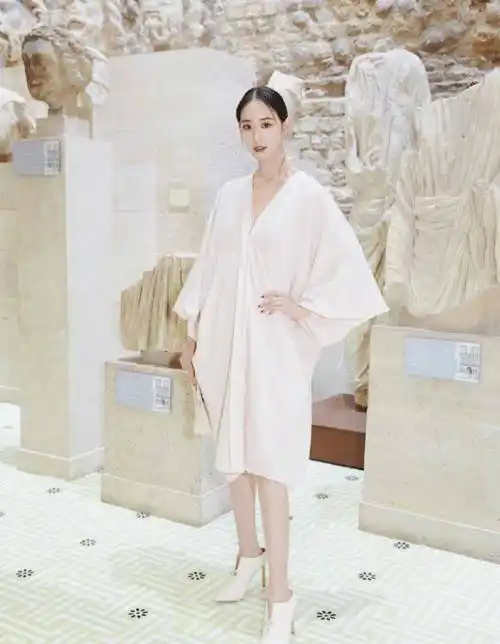 原创张钧甯真是太敢了披件浴袍就出门没想到穿出了高级感