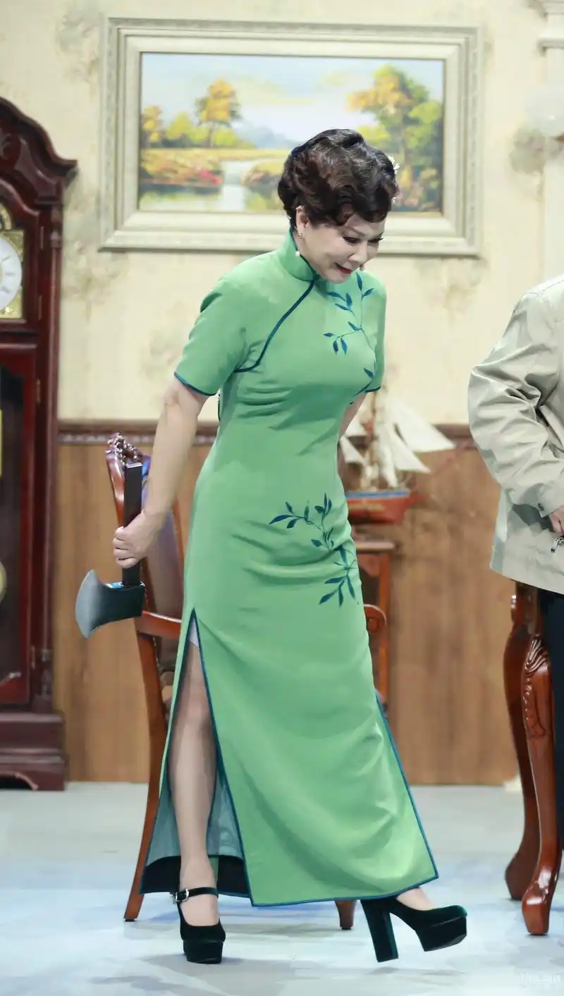 蔡明秀性感好身材 复古旗袍装曼妙动人