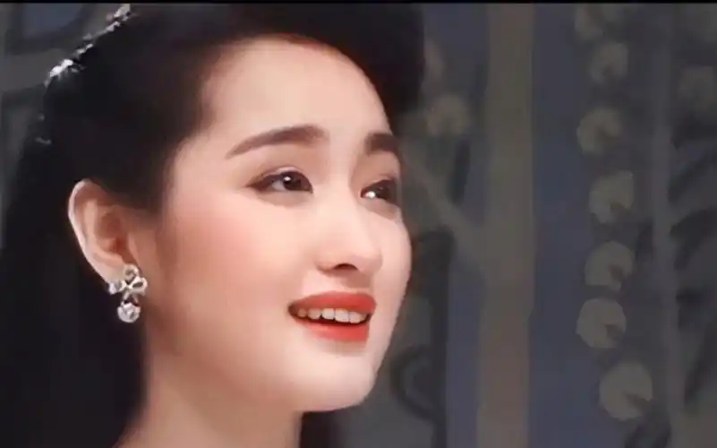 在19岁的杨钰莹面前,甜妹不值一提.