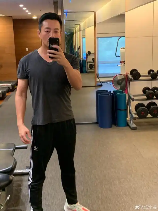 汪小菲立志要把身材练回来晒健身照手臂肌肉明显