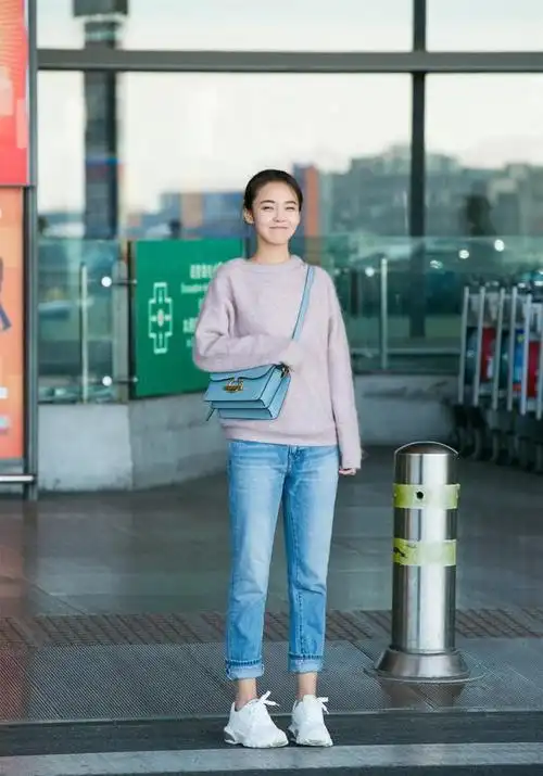 张佳宁穿搭真好看,牛仔衣搭配白t尽显少女气息,俏皮又可爱!