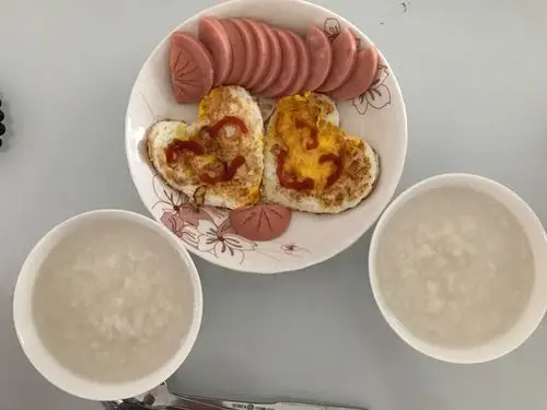 嘉馨美焉做的爱心早餐.